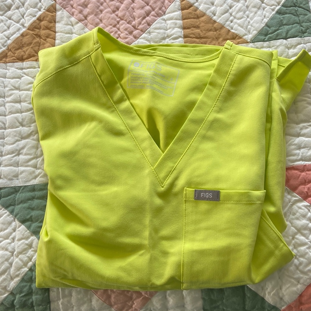 Brand new figs scrub top